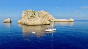 Velero navegando por Ibiza